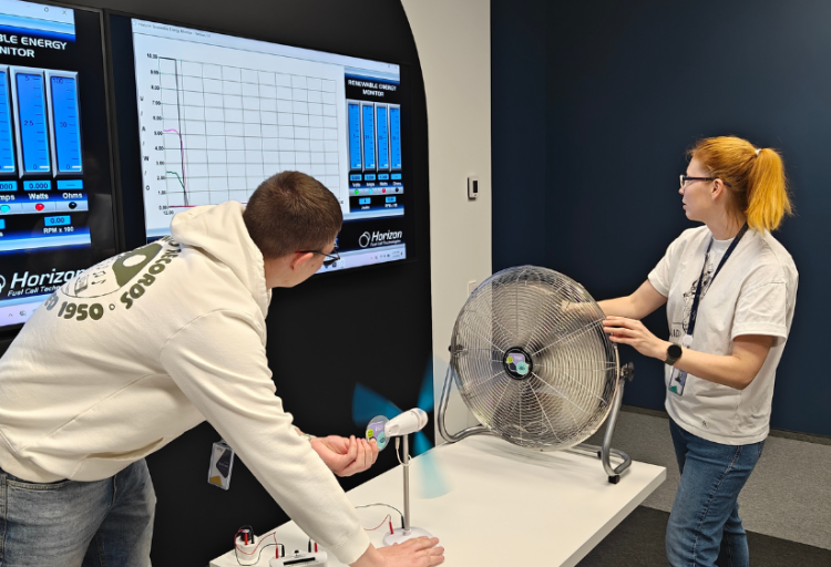 Mokiniai šešėliavo „Ignitis renewables“ specialistes: gyva pažintis su energetikių kasdienybe