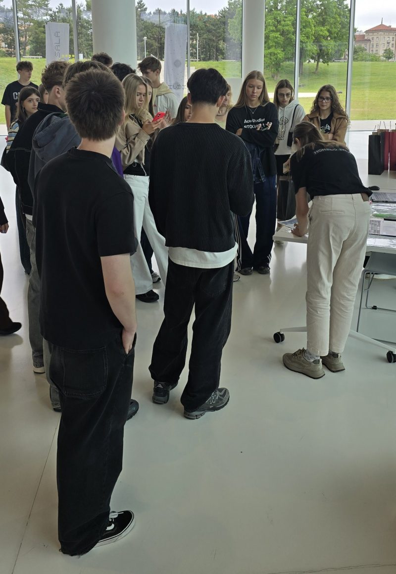  „Ignitis ON“ elektromobilių varžybų startą Kaune lydėjo moksleivių edukacijos Mokslo saloje 