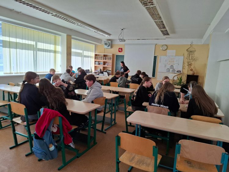 Auga jaunimui skirtų energetikos edukacijų mastas: per mokslo metus surengta apie 370 pamokų